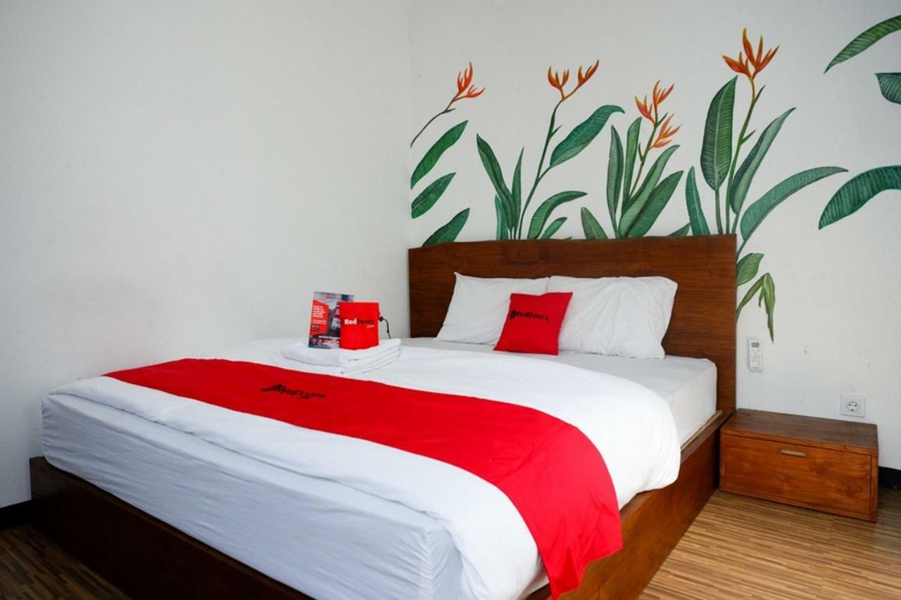 Хостел Reddoorz @ Jalan Raya Semat Canggu Бали Экстерьер фото